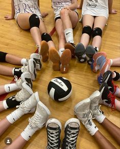 Volleyball Team Photos, Volleyball Humor, Volleyball Inspiration, Sport Volleyball, Volleyball Pictures, Team Pictures, Student Athlete