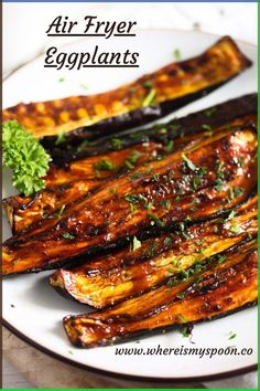 These air fryer aubergines or eggplants are soft, spicy and versatile. You can cube or slice them, and you can have them simple or glazed. Fried Eggplant Recipes, Ways To Cook Eggplant, Roasted Eggplant Recipes, Air Fryer Recipes For Beginners, Best Air Fryer Recipes, Side Dishes For Fish, Frozen Sweet Potato Fries, Eggplant Fries, Aubergine Recipe