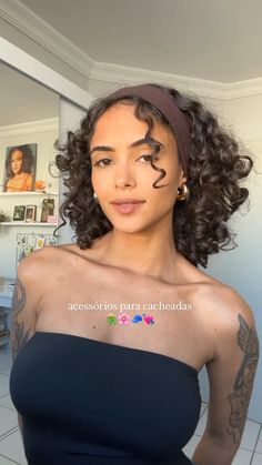 Hair Styles For Short Hair Wavy, Professional Hairstyles For Short Curly Hair, Homecoming Hair Short Curly, Short Curly Hair Accessories Ideas, Short Curly Hairstyles Clips, Curly Hairstyles Accessories, Outfits For Short Curly Hair, Curly Hair With A Headband, Short Curly Hair Hat Hairstyles