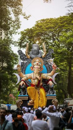 an idol is displayed in the middle of a crowd