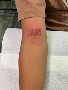 Red ink, parent birth year on inner arm. Tattoos Above Elbow, Tattoos Elbow, Birthdate Tattoo, Font Tato, Year Tattoo, Back Of Arm Tattoo, Elbow Tattoo, Timeless Tattoo