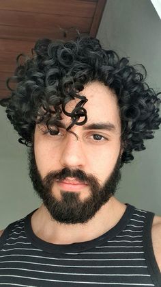 A finalização do cabelo cacheado é uma das etapas mais importante se você quer ter um cabelo definido, cheio de movimento e sem frizz, fazer uma finalização certa e cuidadosa é o grande segredo. Medium Curly Haircuts, Messy Bob Hairstyles, Medium Curly Hair Styles