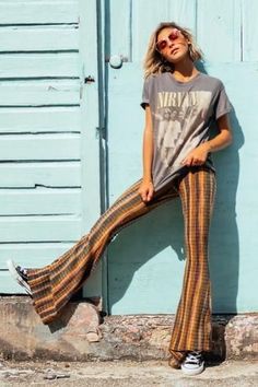 Flares And Graphic Tee, 70s Fashion Style, Boho Flared Pants, Bohemian Rocker Outfits, Outfit Inspirations 70s, 70s Womens Fashion Casual, Band T Outfit Women, Rock And Roll Style Women, Rock And Roll Clothes