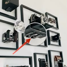 Hanging Cameras On Wall, Display Vintage Cameras, Old Camera Decor, Camera Wall Display, Display Camera Collection, Camera Home Decor, Old Camera Display, Vintage Camera Display Ideas, Memorbillia Display Ideas