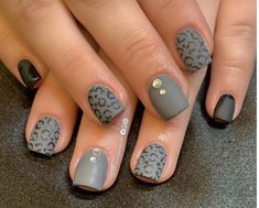 Grey Nails With Leopard Print, Short Nail Designs Leopard Print, Grey And Black Cheetah Nails, Nails 2023 Trends Leopard, Black And Grey Cheetah Nails, Black And Grey Gel Nails, Grey Leopard Print Nails, Black Matte Cheetah Nails, Black Powder Dip Nails