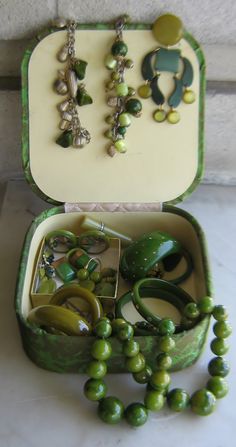 Today I am green without envy! Bakelite Jewelry, Vintage Bakelite, Simple Green, Jewellery Store, Plastic Jewelry, Green Life, Green Aesthetic, Vintage Jewellery, Green Fashion