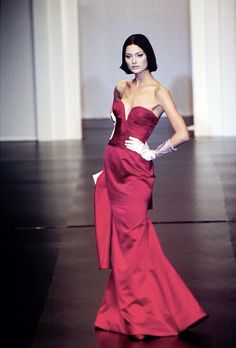 #fashion #runway #aesthetic Fashion Runway Aesthetic, Runway Aesthetic, Shalom Harlow, 90s Runway, 90s Models, Fashion Runway, Valentino Women, Red Carpet