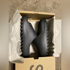 Adidas Yeezy Slides Yeezy Onyx Slides Outfit, Onyx Yeezy Slide Outfit, Onyx Yeezy Slide, Adidas Yeezy Slides, Adidas Shoes Yeezy, Adidas Brown, Slides Outfit, Pretty Sneakers, Yeezy Slides