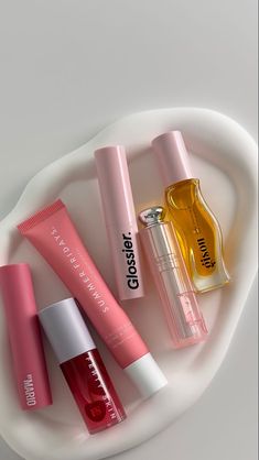 Makeup Bag Essentials, Pinterest Contest, Sephora Skin Care, Gloss Labial, Makeup Needs, Skin Care Items, Pretty Skin, Lip Glosses, Makeup Items