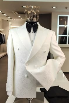 Groom Suit White, Gentlemen Outfit, White Tuxedo Wedding, Mens White Suit, Ivory Tuxedo, Double Breasted Suit Men, Wedding Suit Styles, Ivory Suit, White Wedding Suit