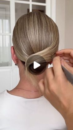 Elegant Hair Medium Length, Short Hair Hairstyles Easy For Wedding, Wedding Hair Up Short Hair, How To Short Hair Bun, How To Do A Chignon Bun Short Hair, Hairstyles For Short Hair For A Wedding, Low Buns On Short Hair, Wedding Hairstyles Updo Short Hair, Simple Hair Updos For Short Hair