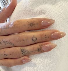 Tato Minimal, Finger Tats, Hand And Finger Tattoos, Nagellack Trends, Small Hand Tattoos, Minimalist Nails, Minimal Tattoo