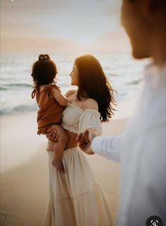 Family Shoot Beach Ideas, Family Picture Poses For 3 Beach, Family Photo Shoot On Beach, Professional Family Beach Pictures, Beach Motherhood Session, Family Beach Picnic Photoshoot, Family Beach Pictures Pregnant, Beach Family Shoot Ideas, Unique Beach Family Photos