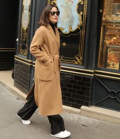 Packing For Paris In Winter Women's French Chic Style, Long Weekend Packing, French Wardrobe Essentials, Paris Winter Fashion, French Wardrobe Basics, Wardrobe Essentials List, Parisian Chic Outfits, French Chic Style, French Chic Fashion