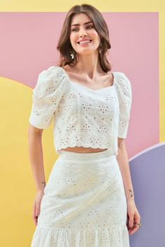 Conjunto de laise de algodão de blusa cropped barrada manga princesa e saia midi barrada com recorte. A blusa e a saia contêm o ziper invisível na lateral.egt; Composiçã Frock Fashion, White Maxi Skirts, Frock Design, Linen Clothes, Top Pattern, Sleeve Type, Lace Skirt, Latest Fashion Trends, Party Wear