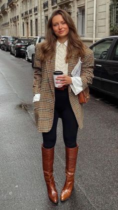 Checkered Blazer Outfit, Checked Blazer Outfit, Livia Auer, London Winter Outfits, Brown Boots Outfit, Ralph Lauren Looks, Outfit Botas, Checkered Blazer, Blazer Outfit