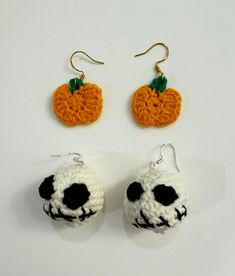 Get into the spooky spirit with these handcrafted crochet pumpkin and skeleton earrings,  perfect for Halloween or any time you want to add a bit of eerie charm to your outfit. Each earring features a detailed, soft figures in customizable colors, making these the perfect gift for someone who loves unique, handcrafted jewelry.  * Customization Options: Make these characters truly your own! You can request custom colors for any part of the figures, or even have letters or numbers embroidered to p Skeleton Earrings, Jewelry Cute, Earrings Halloween, Pumpkin Earrings, Crochet Pumpkin, Halloween Crochet, Fall Accessories, Halloween Jewelry, Handcrafted Jewelry