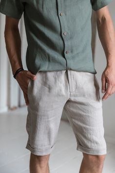 "Discover unparalleled elegance and comfort with our meticulously crafted linen Bermuda shorts, designed to elevate your summer wardrobe. Made from lightweight, breathable linen, these shorts offer a flawless fit for a wide range of occasions, from casual strolls to upscale gatherings. Two functional side pockets complement the classic silhouette, making everyday wear convenient. Indulge in the harmonious blend of sophistication and ease with our versatile linen shorts - the ideal addition to yo Linen Shorts Outfit, Linen Shorts Men, Mens Linen Outfits, Mens Linen Shorts, Linen Men, Summer Fashion Beach, Mens Linen, Linen Casual, Summer Linen