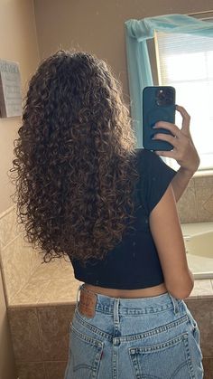 Natural Curly Hair Cuts, Curly Hair Care Routine, Highlights Curly Hair, Brown Curly Hair, Curly Hair Photos, Hairdos For Curly Hair, Hair Stylies, Curly Hair Inspiration, Curly Girl Hairstyles