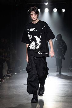 Mens Anime Fashion, Tokyo 90s Fashion, Goth Rave Outfits Men, Dark Fashion Outfits, Berlin Techno Fashion, Black Clothes Men, All Black Fits Men, Kpop Men Fashion, Male Runway Fashion