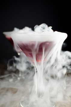 Dry Ice Halloween, Dry Ice Cocktails, Dry Ice Drinks, Cocktail Halloween, Halloween Recipes Drinks, Witch's Heart, Halloween Cocktail, Red Cocktails, Cocktails Recipes