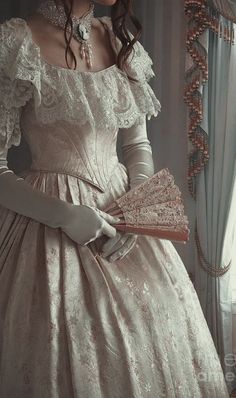 Victorian Ball Gowns, Era Victoria, Gaun Abad Pertengahan, Old Fashion Dresses, Royal Dresses, Old Dresses, Fantasy Gowns, Dress Aesthetic, Fairytale Dress