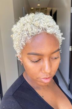 Foto: leysahairandmakeup - Eleve seu visual com uma mudança radical nos cabelos, aposte no estilo platinado e descole um resultado com personalidade como este Pixie cacheado platinado. 2024 Hair Trends, Curly Crop, Long Layered Cuts, New Hair Trends, 2023 Hair, Fall Hair Trends, Curly Pixie, Trendy Haircuts, Curly Hair Tips