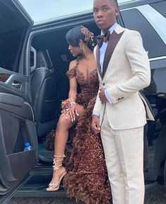 Brown Prom Dress Couple Outfit, Brown Prom Dress Black Couple, Gold Prom Black Couple, Gold Prom Dress Black Couple, Prom Outfits Couples, Prom Color Ideas, Prom Black Couples, Sliver Prom Dresses Black Couple, Prom Suit And Dress