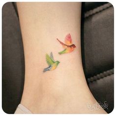 Colorful Bird Tattoos, Tattoo Fly, Watercolor Bird Tattoo, Bird Tattoos For Women, Small Bird Tattoo, Ankle Tattoos For Women, Trendy Tattoo, Hummingbird Tattoo