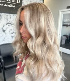 Blonde Hair With Bright Front Pieces, Bright Blonde Front Pieces, Full Head Highlights With Money Piece, Blonde Highlights Bright Money Piece, Chunky Money Piece Hair Blonde, Money Peace Hair Blonde, Icy Blonde Money Piece, Money Peice Blond