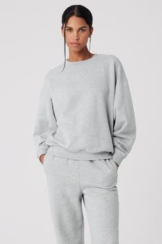 Accolade Crew Neck Pullover - Athletic Heather Grey | Alo Yoga Matching Sweats, Gray Accessories, Neck Hoodie, End Of The Year, Alo Yoga, Christmas 2024, Christmas Wishlist, Sports Shirts, Christmas List