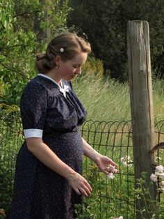 Pregnancy Fits, Modest Maternity Clothes, Vintage Maternity Clothes, 1940 Style, Cotton Dresses Summer, Vintage Maternity, Dresses For Pregnant Women, Maternity Photography Couples, Pregnancy Wardrobe