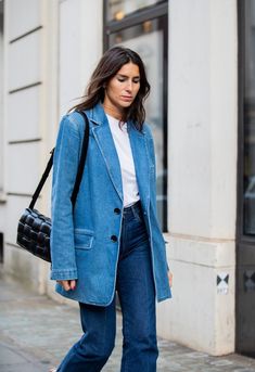 Street Style London Fashion Week September 2019 | Marie Claire Australia Denim Blazer Outfit Womens Fashion, Blue Jeans Outfits, Street Style London, Marie Claire Australia, London Fashion Week Street Style, Look Jean, Canadian Tuxedo