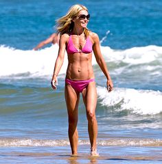 Kelly Ripa has serious muscles...motivation.:) Kim Kardashian Hot, Celebrity Bodies, Nice Bikinis, Swimsuits Hot, Celebrity Photos, Celebrities Female, Bathing Suit, String Bikinis