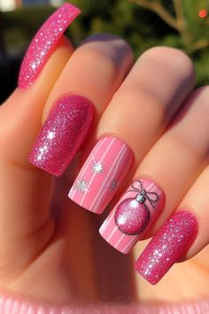 OMG, the pink Christmas nail ideas this year are amazing! From simple designs with cute bows to long nails with subtle red glitter, these trends are perfect for the season. I’m obsessed. You definitely need to check them out—they’re so pretty! Christmas Nail Trends, Pink Christmas Nail, Artsy Nails, Nail Options, Yeri Mua, Christmas Nail Ideas, 3d Nail Art Designs, Winter Manicure, Nail Trend