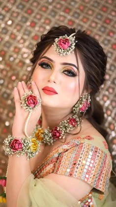 Haldi Look For Bride, Haldi Makeup, Mehendi Photoshoot, Mehndi Look, Mehndi Makeup, Latest Bridal Makeup, Bridal Dress Ideas, Jewellery For Haldi, Flower Jewellery For Haldi