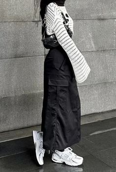 Cargo Skirt Inspo Outfit, Cargo Skirt Outfit Modest, Parachute Skirt Outfit Aesthetic, How To Style A Parachute Skirt, Cargo Skirt Outfit Aesthetic, Long Black Cargo Skirt Outfit, Black Parachute Skirt Outfit, Cargo Skirt Outfit Hijab, Acubi Hijab Outfit