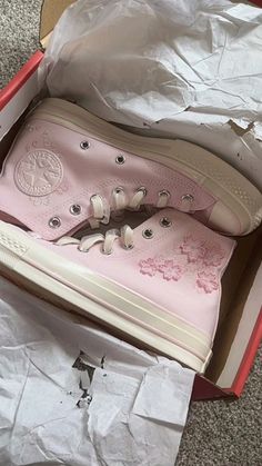 Cute Pink Converse, Cherry Blossom Converse, Converse Designs Ideas, Cute Shoes Converse, Cherry Converse, Converse Clothes, Cherry Blossom Shoes, Converse Shoes Pink, Soft Pink Shoes