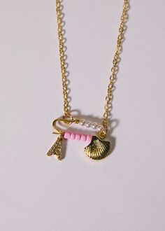 Preppy Gold Necklaces, Preppy Charm Necklace, Cute Outfit Accessories, Carabiner Necklace With Charms, Cute Charm Necklaces, Gold Summer Jewelry, Bsf Gifts, Logan Tay, Preppy Necklace