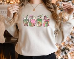 Christmas Coffee Sweatshirt, Christmas Sweatshirt, Retro Fall Coffee Sweatshirt, Pink Christmas Coffee, Hot Chocolate Hoodie,Christmas Gift  Welcome to Style Art US! 𝐒𝐈𝐙E  𝗔ND 𝐂𝐎𝐋𝐎𝐑𝐒: For  size and color options,  please see listing images. Gildan Brand, 50% cotton, medium weight and soft. Usually runs true size.  DTF printing method is used for these shirts. 𝗛𝗢𝗪 𝗧𝗢 𝗢𝗥𝗗𝗘𝗥: 𝟏. Please, check and review listing photos. 𝟐. Select Your T-Shirt size and color from drop down menus Halloween Embroidery, Fall Coffee, Sweater Fits, Autumn Coffee, Sweatshirt Christmas, Christmas Coffee, Star Shirt