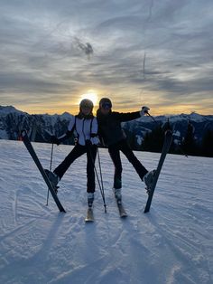 Sunset ski friends winter Cute Ski Pictures, Skiing With Friends, Skiing Tips, Mode Au Ski