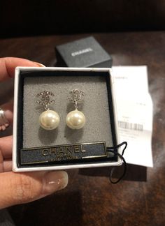 Chanel Pearl Earrings, Chanel Pearl, Chanel Pearls, Louis Vuitton Jewelry, Cute Jewelry, Jewelry Pieces, Pearl Earrings, Chanel