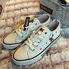 Peanuts Snoopy Sneakers Snoopy Sneakers, Snoopy Clothes, Snoopy Shoes, Snoopy Items, Garfield Pictures, Snoopy Gifts, Embroidered Converse, Cute Eye Makeup, Snoopy Wallpaper