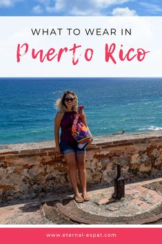 a woman standing in front of the ocean with text overlay that reads what to wear in puerto rico