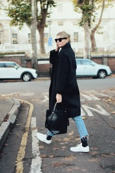 Jeans And Socks Outfit, Sneakers And Socks Outfit, Black Socks Outfit, Black Coat Outfit Winter, Black Jeans Outfit Casual, Black Jeans Outfit Fall, Boyfriend Outfits, Jeans And Sneakers Outfit, Socks And Jeans