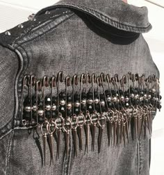 Skirt Decoration Ideas, Denim Jacket Back Design, Diy Jean Jacket Ideas, Jeans Chain, Diy Denim Jacket, Show Jackets, Diy Jacket, Diy Denim, Diy Vetement