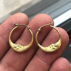 Piercing Snug, Piercing Face, Japanese Tattoos, Hand Holding, Diy Schmuck, Pretty Jewellery, Jewelry Inspo