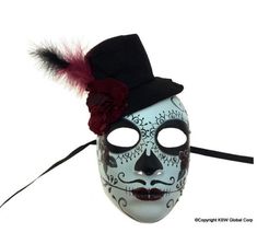 Diese Deluxe-Maske „Day of the Dead“ in Form eines Zuckerschädels für Männer (1/2) besteht aus geformtem Kunststoff, einem Zylinder aus Filz, einer dunkelroten Stoffblume und roten und schwarzen Federn und wird mit Bändern am Kopf befestigt. Sie ist leicht, aber sehr gut verarbeitet und wunderschön bemalt wie ein Zuckerschädel. Diese Maske eignet sich auch hervorragend als Wandbehang. Die passende Maske „Day of the Dead“ für Frauen ist nicht im Lieferumfang enthalten. Andere Kostüme und Accessoires zum Tag der Toten (Masken für Frauen) werden auf unserer Seite separat verkauft – je nach Verfügbarkeit. Day Of The Dead Masks, Bat Eyes, Day Of The Dead Mask, Sugar Skull Face, Bat Mask, Skull Face Mask, Skeleton Head, Female Mask, Half Mask