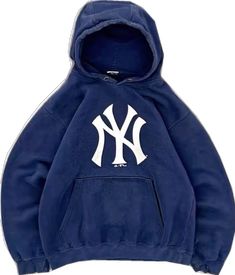 Ny Hoodie, Yankees Hoodie, Stockholm Fashion, Winter Fits, Dream Clothes, Outfit Idea, Hoodie Design, New York Yankees, Shirt Outfit