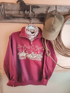 What could be better than vintage western? It's classic, timeless, and cozy! Unisex quarter zip *Recommending Sizing* s 2/4 • m 6/8 • l 10/12 • xl 14/16 • xxl 18/20 *for a tighter fit, size down. Western Sweatshirts For Women, Womens Western Sweaters, Western Graphic Crewneck, Winter Montana Outfits, Western Neck Scarf Outfit, Western Outfit Inspo Winter, Western Clothing Brands, Western Quarter Zip, Vintage Western Clothes